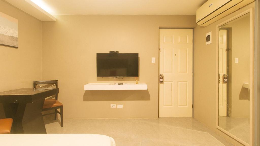 TV a/nebo společenská místnost v ubytování RedDoorz Plus at Seventy Five Inn Near Manila Airport