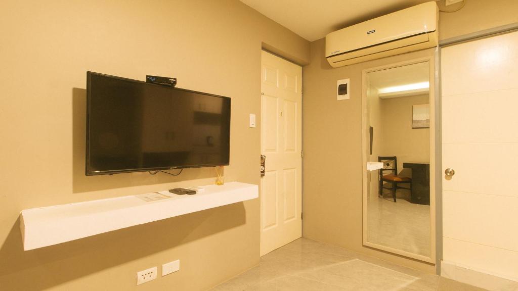 TV a/nebo společenská místnost v ubytování RedDoorz Plus at Seventy Five Inn Near Manila Airport