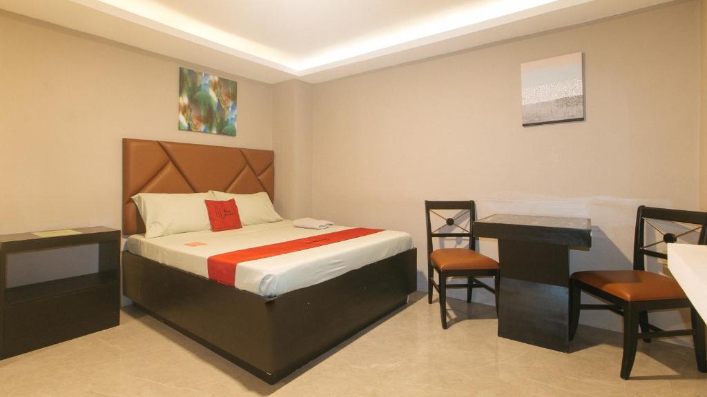 Postel nebo postele na pokoji v ubytování RedDoorz Plus at Seventy Five Inn Near Manila Airport