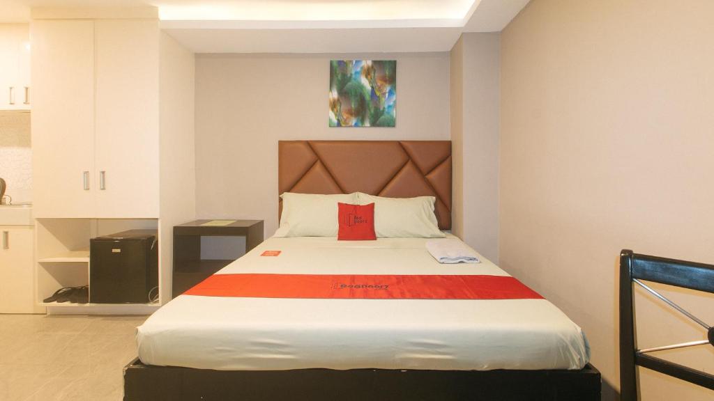 Postel nebo postele na pokoji v ubytování RedDoorz Plus at Seventy Five Inn Near Manila Airport
