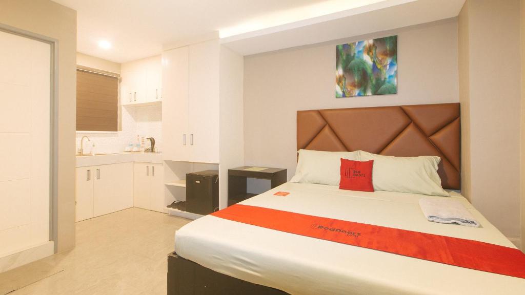 Postel nebo postele na pokoji v ubytování RedDoorz Plus at Seventy Five Inn Near Manila Airport