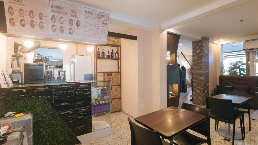 Kuchyň nebo kuchyňský kout v ubytování RedDoorz Plus at Seventy Five Inn Near Manila Airport