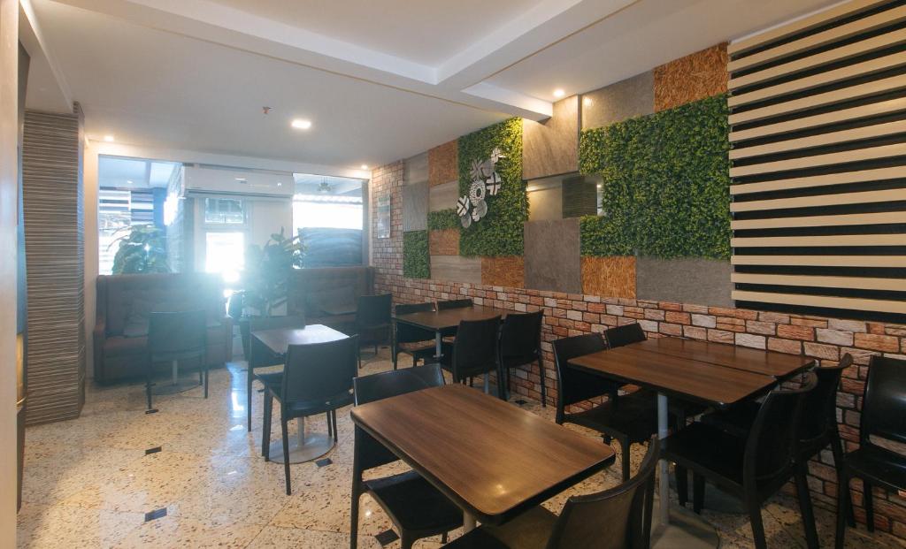 Restaurace v ubytování RedDoorz Plus at Seventy Five Inn Near Manila Airport