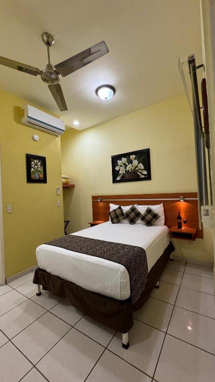 Postel nebo postele na pokoji v ubytování Hotel Ana Isabel