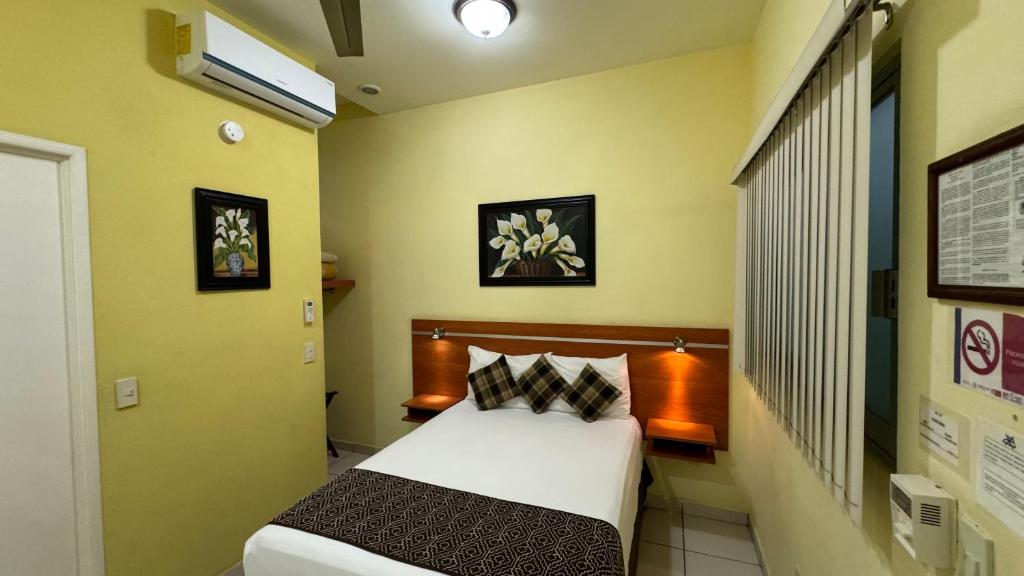 Postel nebo postele na pokoji v ubytování Hotel Ana Isabel