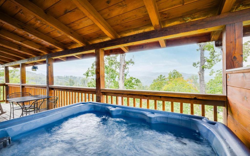 einen Whirlpool auf dem Deck einer Hütte in der Unterkunft Always in Gatlinburg