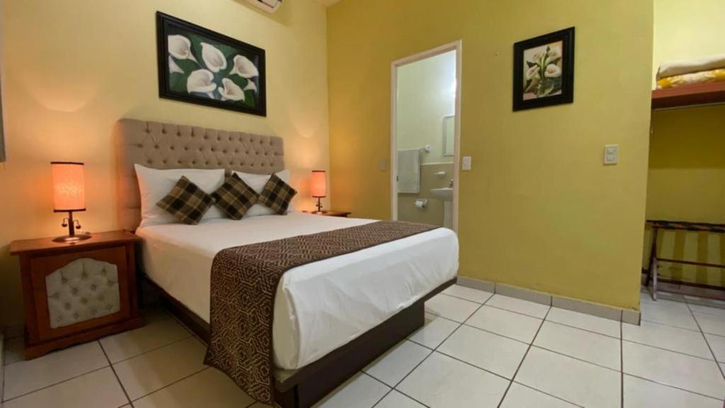 Postel nebo postele na pokoji v ubytování Hotel Ana Isabel