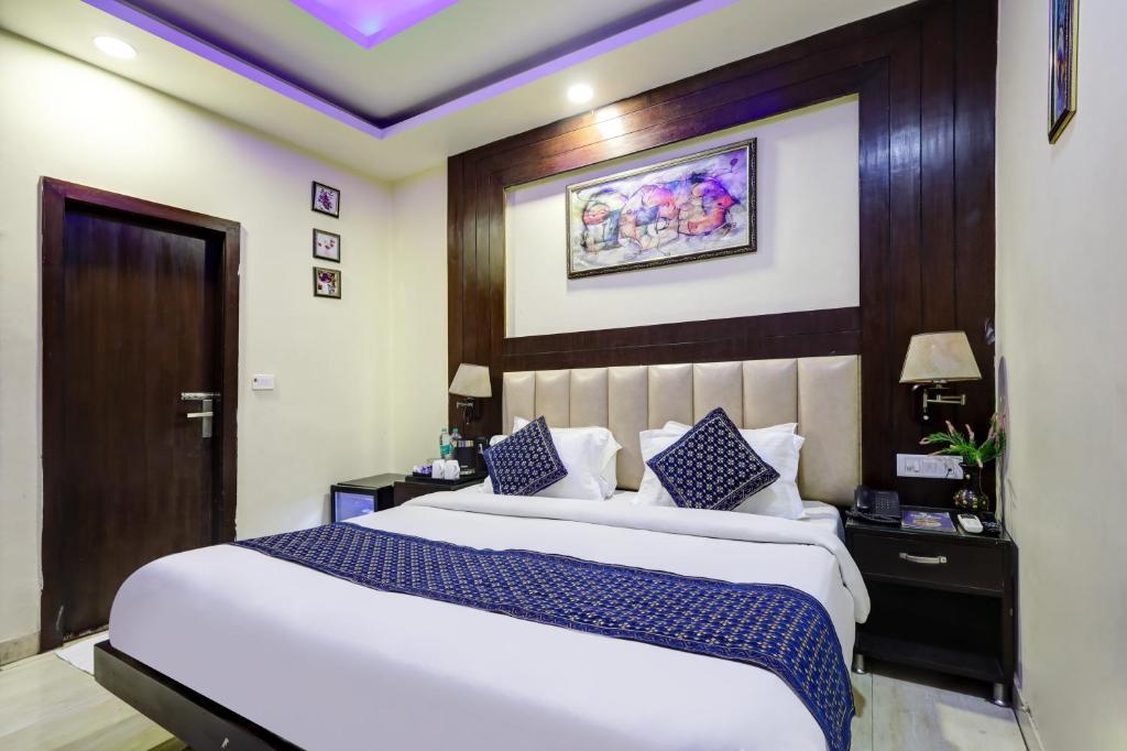 Postel nebo postele na pokoji v ubytování Hotel Tashkent Palace - Near New Delhi Railway Station