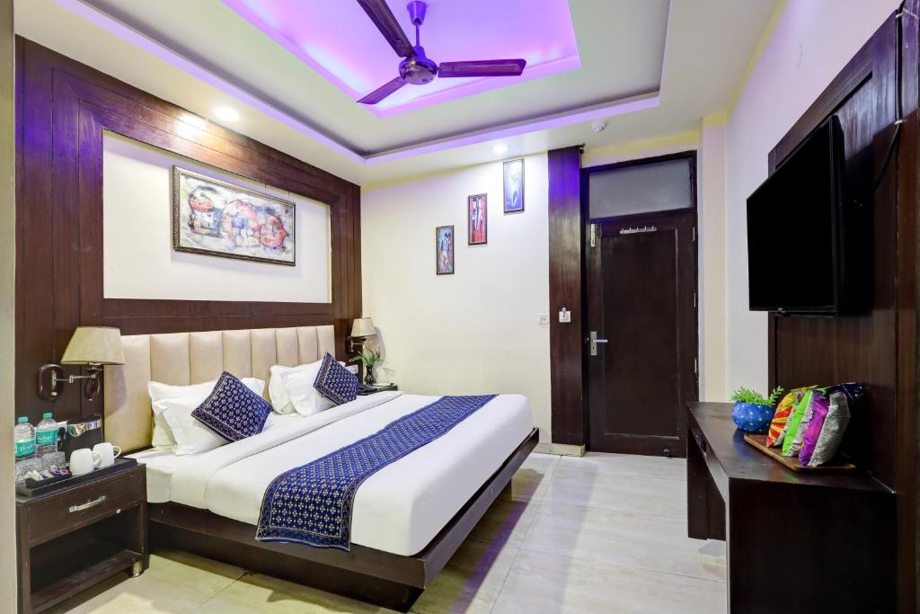 Postel nebo postele na pokoji v ubytování Hotel Tashkent Palace - Near New Delhi Railway Station