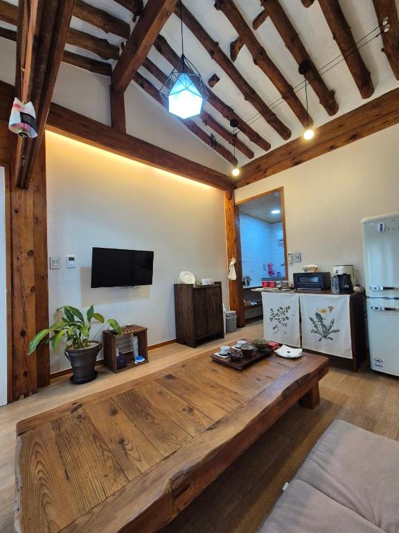 Kuchyň nebo kuchyňský kout v ubytování Yeonyijae hanok stay