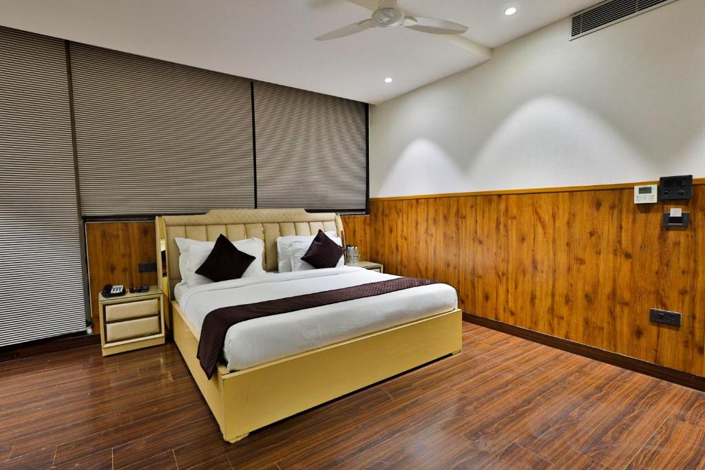 Postel nebo postele na pokoji v ubytování Clay Inn Hotels, Paschim Vihar