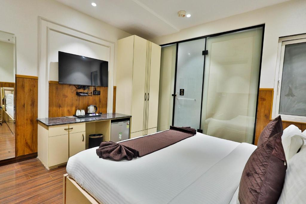 Postel nebo postele na pokoji v ubytování Clay Inn Hotels, Paschim Vihar