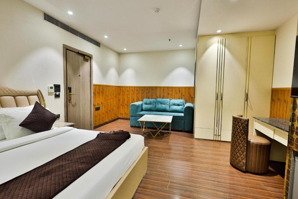 Postel nebo postele na pokoji v ubytování Clay Inn Hotels, Paschim Vihar