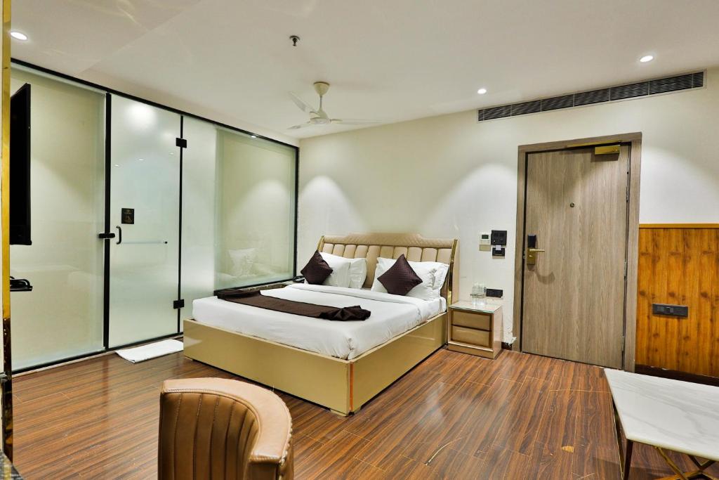 Postel nebo postele na pokoji v ubytování Clay Inn Hotels, Paschim Vihar