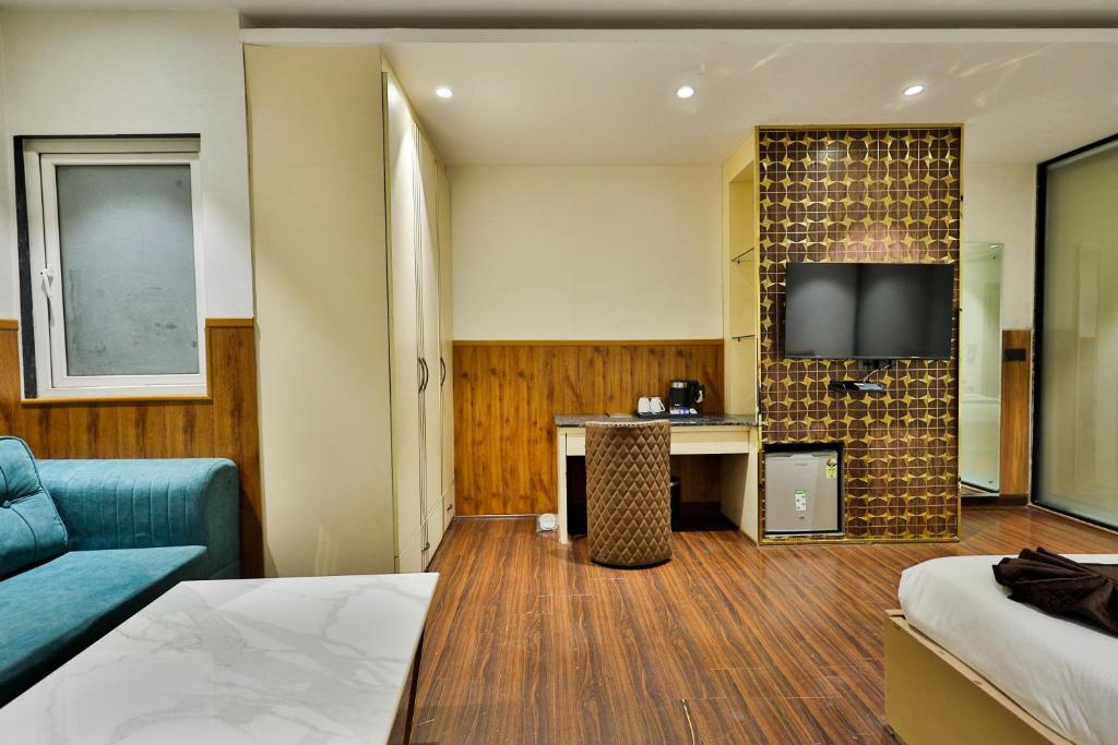 TV a/nebo společenská místnost v ubytování Clay Inn Hotels, Paschim Vihar
