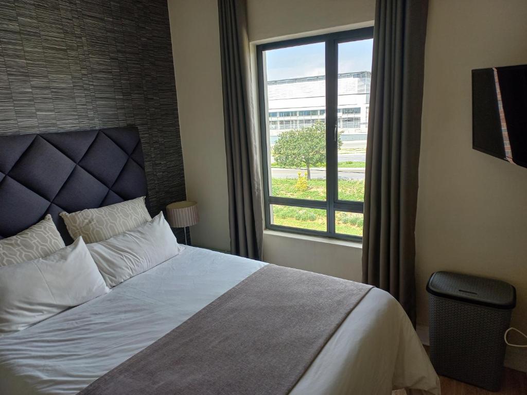 Ένα ή περισσότερα κρεβάτια σε δωμάτιο στο Stunning apartment in Sandton