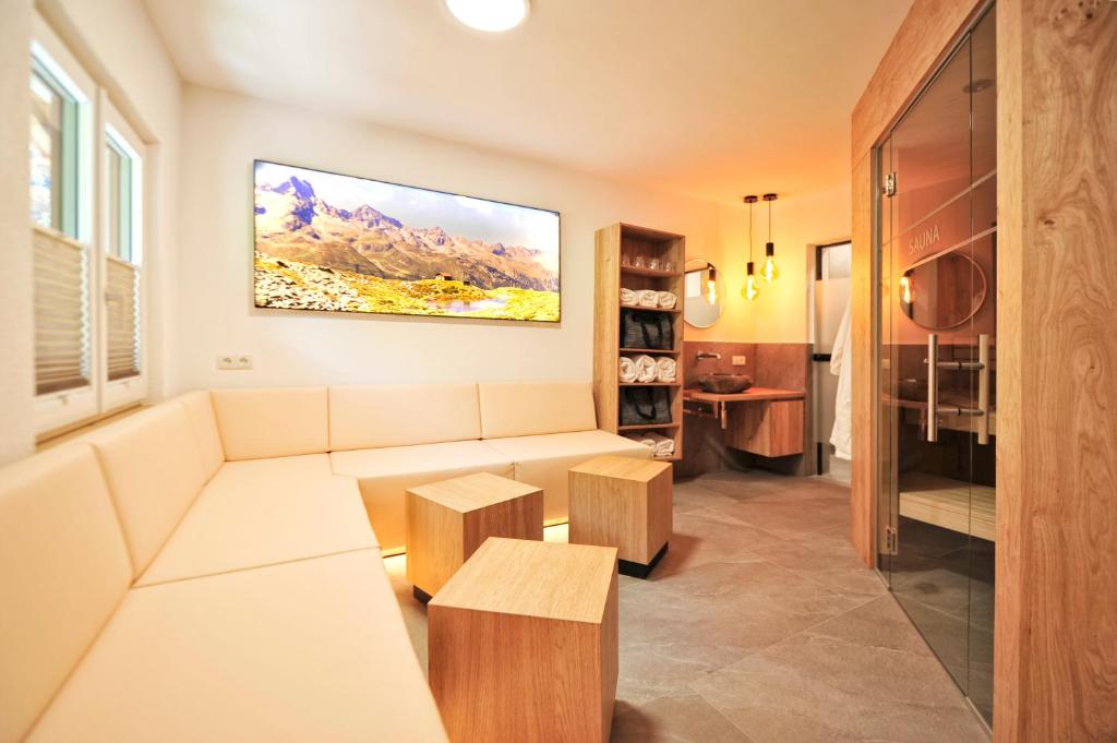 salon z kanapą i stołem w obiekcie Bäckerei Schranz w mieście St. Leonhard im Pitztal
