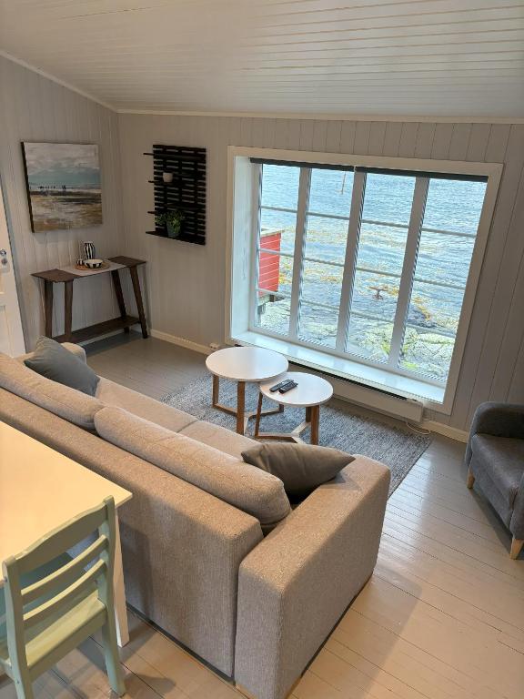 Posezení v ubytování Buodden Rorbuer - Fisherman Cabins Sørvågen