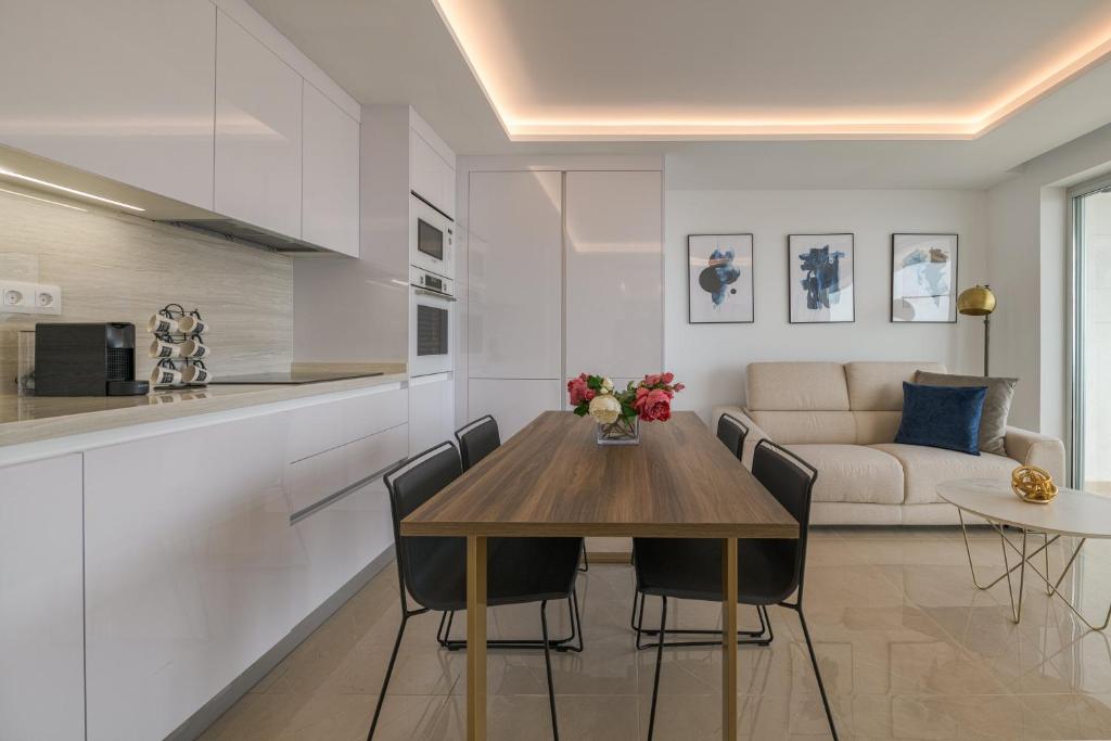 Kuchnia lub aneks kuchenny w obiekcie Grand Horizon Luxury Boutique Apartments