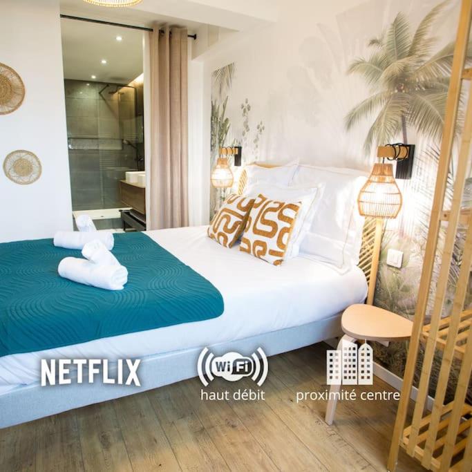 - une chambre avec un lit et une échelle dans l'établissement DK Lodges Netflix Wifi Proche centre ville, à Pau