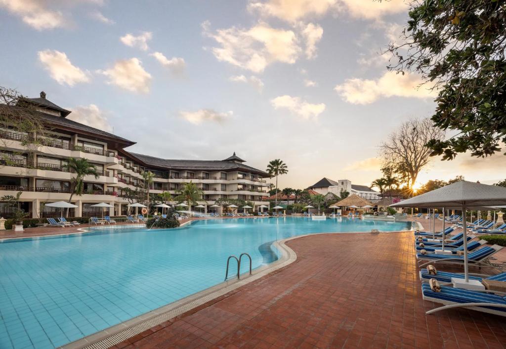 una imagen de una piscina en un resort en Prama Sanur Beach Bali, en Sanur