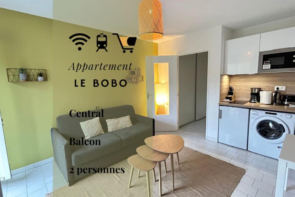 un salon avec un canapé et une table dans l'établissement 048- Le bobo Montpelliérain - Studio - Centre, à Montpellier