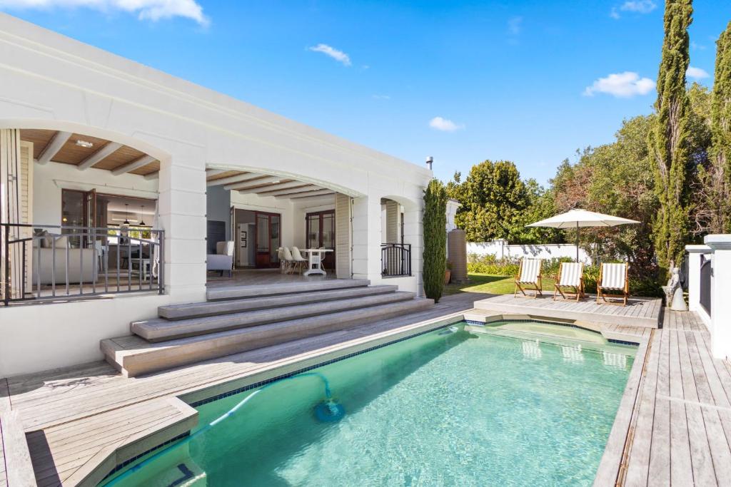 una casa con piscina y patio en Winelands Villa by Host Agents, en Ciudad del Cabo