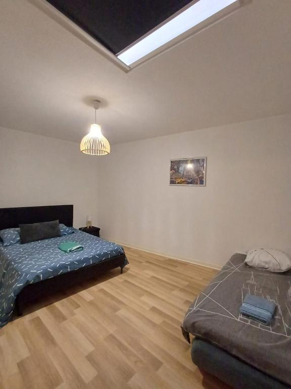 - une chambre avec deux lits et un plafond dans l'établissement T3 proche gare, 2chs, 3lits, wifi, parking, à Agen