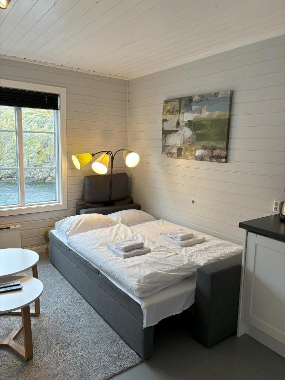 Postel nebo postele na pokoji v ubytování Buodden Rorbuer - Fisherman Cabins Sørvågen