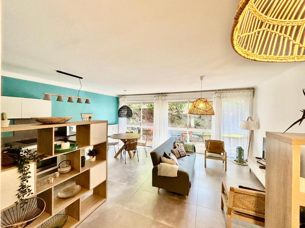 un salon avec un canapé et une table dans l'établissement Magnifique T2 avec Terrasse, à Aix-en-Provence