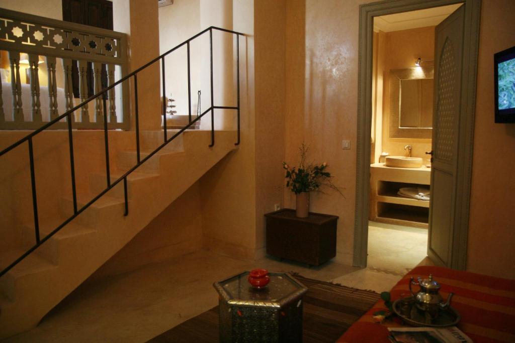 TV a/nebo společenská místnost v ubytování Riad Shama Suites & Spa
