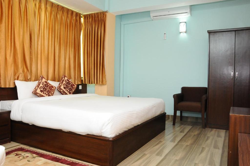 Postel nebo postele na pokoji v ubytování Rameshworam Hotel