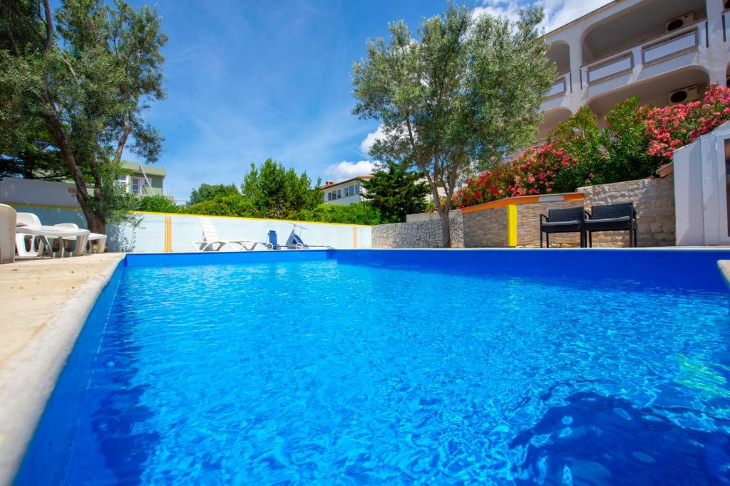 Bazén v ubytování Apartments Claudia nebo v jeho okolí