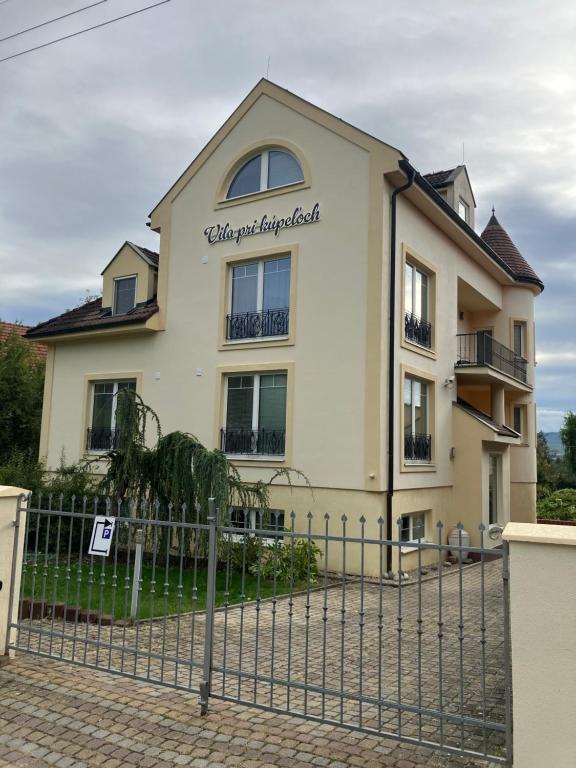 un edificio con una recinzione di fronte di Vila pri kúpeľoch a Bojnice