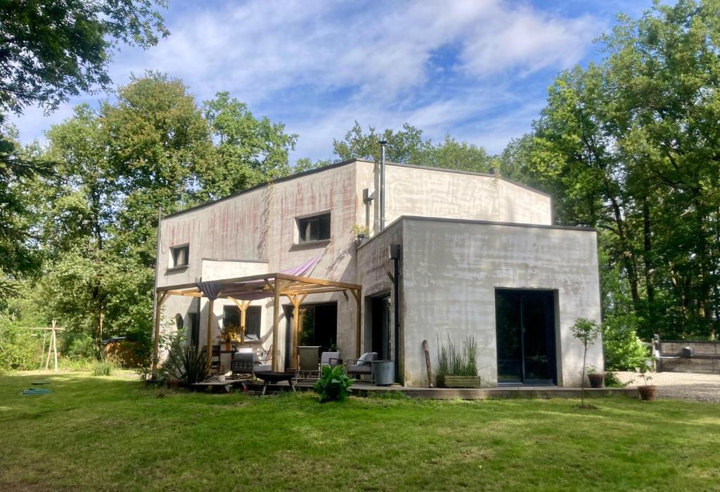 une grande maison en béton avec une cour dans l'établissement LOFT au calme proche ZOO, à La Flèche