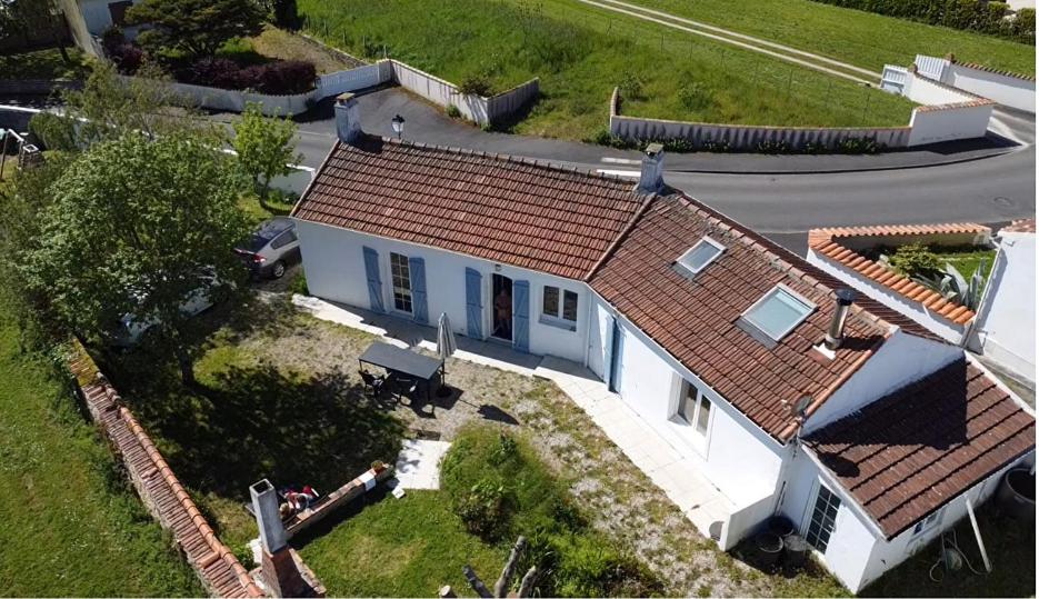 a small white house with a red roof at Villa Vendée EU in Saint-Michel-en-lʼHerm