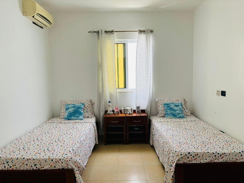 Postel nebo postele na pokoji v ubytování City Center Near Beach B&B II