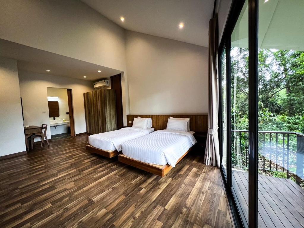 Postel nebo postele na pokoji v ubytování Rajpracha Pakchong โรงแรม ราชประชา ปากช่อง