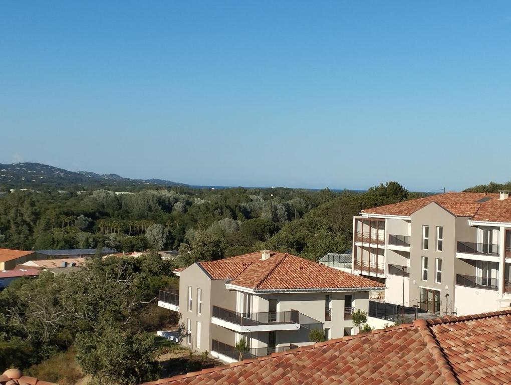 une vue aérienne des bâtiments d'une ville dans l'établissement Appartement Spacieux et Lumineux, à Cogolin