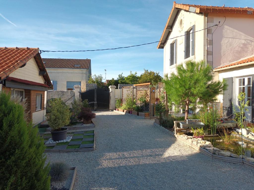 un cortile con recinzione e una casa di Chambre avec terrasse a Pons