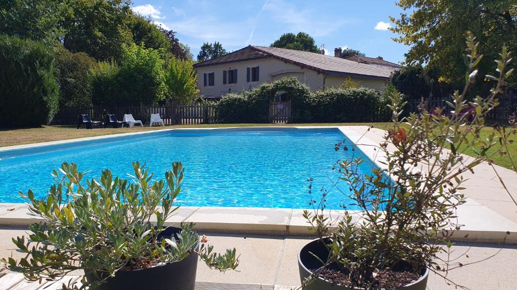 Πισίνα στο ή κοντά στο Domaine Bardon - Deux Gîtes avec piscine pouvant accueillir jusqu'à 15 personnes à la campagne, Charente-Maritime