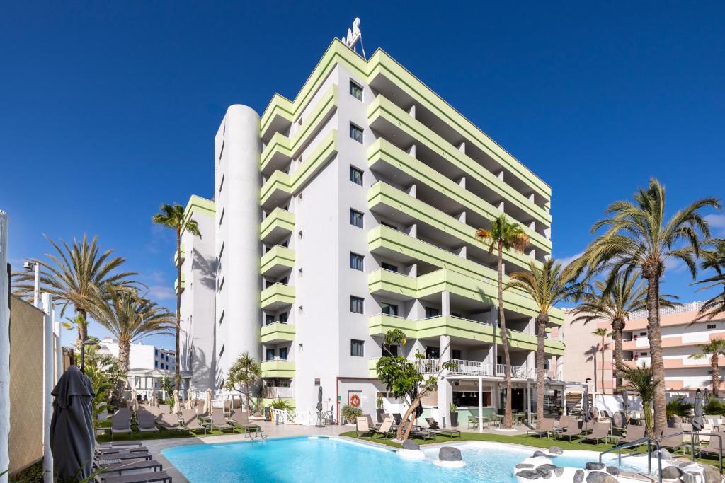 Bazén v ubytování Hotel LIVVO Anamar Suites nebo v jeho okolí