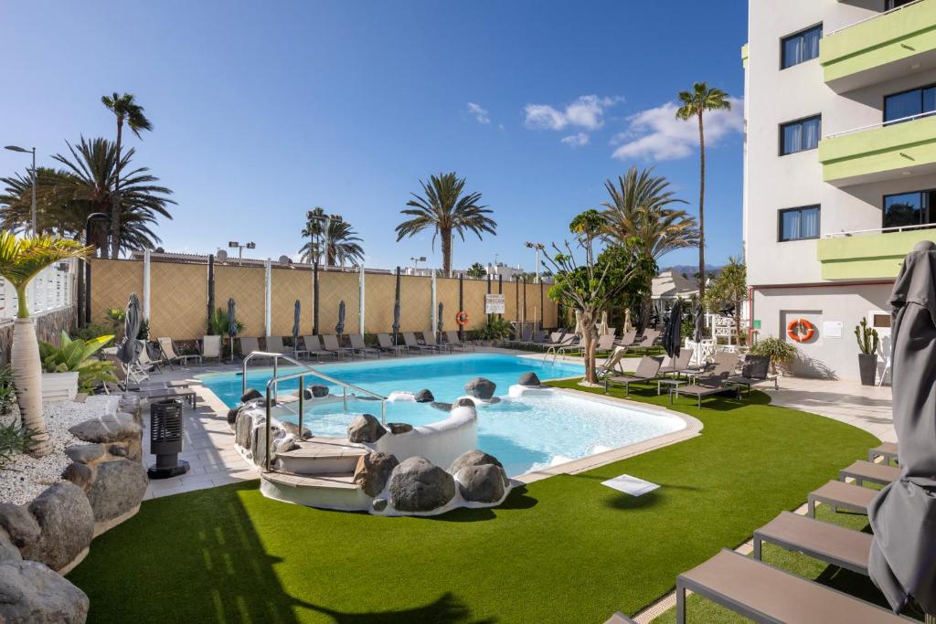 Bazén v ubytování Hotel LIVVO Anamar Suites nebo v jeho okolí