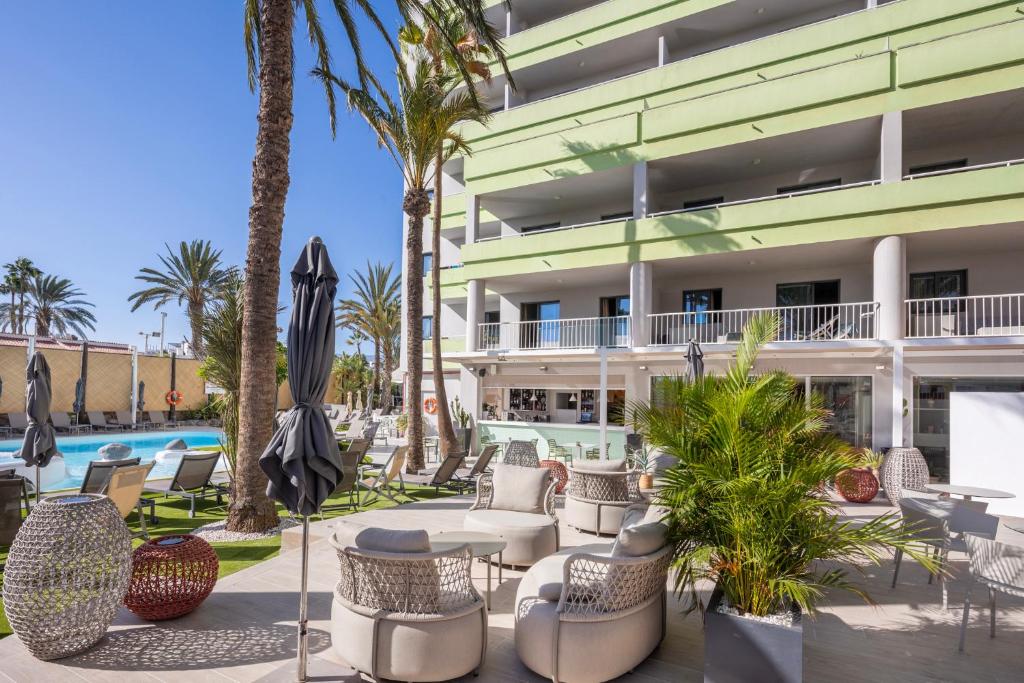 Bazén v ubytování Hotel LIVVO Anamar Suites nebo v jeho okolí