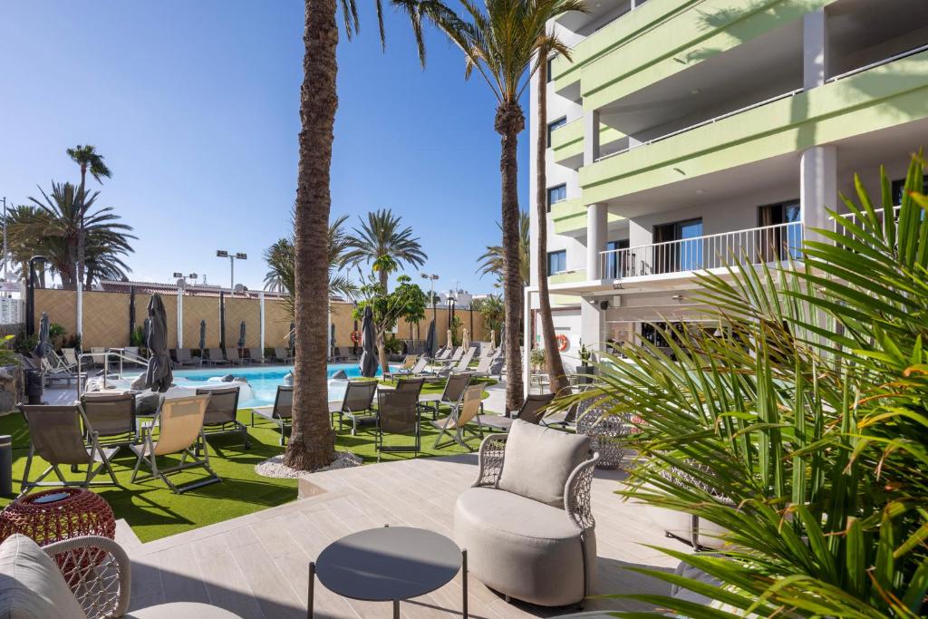 Bazén v ubytování Hotel LIVVO Anamar Suites nebo v jeho okolí