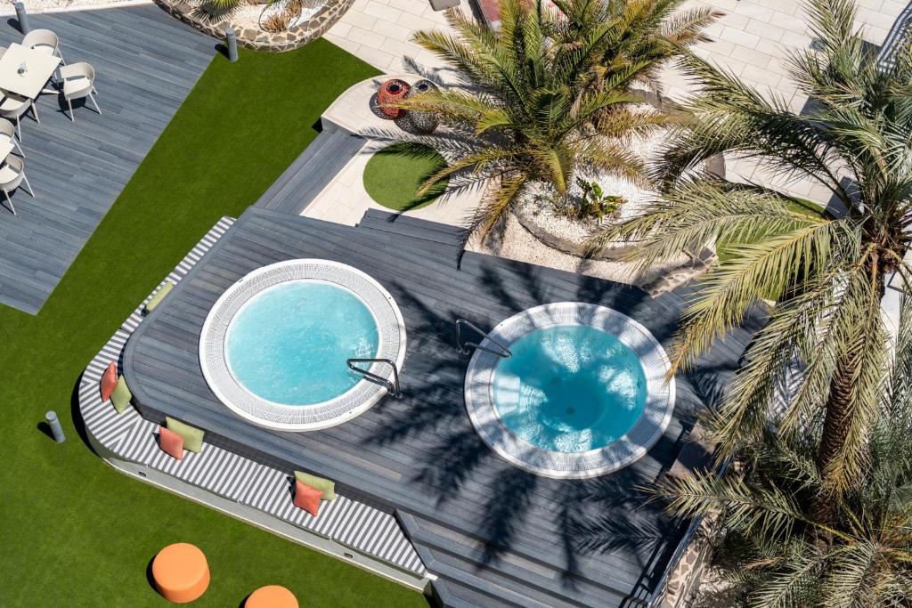Bazén v ubytování Hotel LIVVO Anamar Suites nebo v jeho okolí