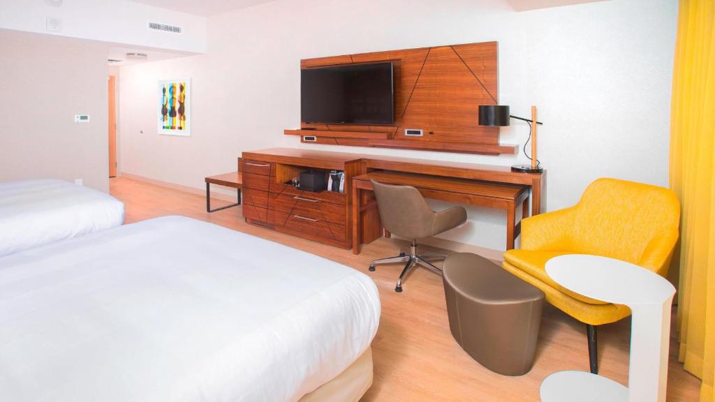 Courtyard by Marriott Santa Monica - Queen Room With Two Queen Beds