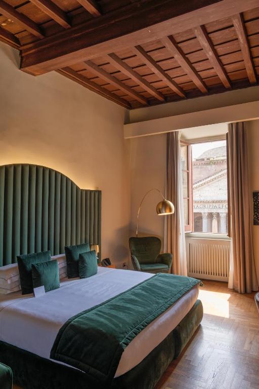 Postel nebo postele na pokoji v ubytování Antico Albergo del Sole al Pantheon
