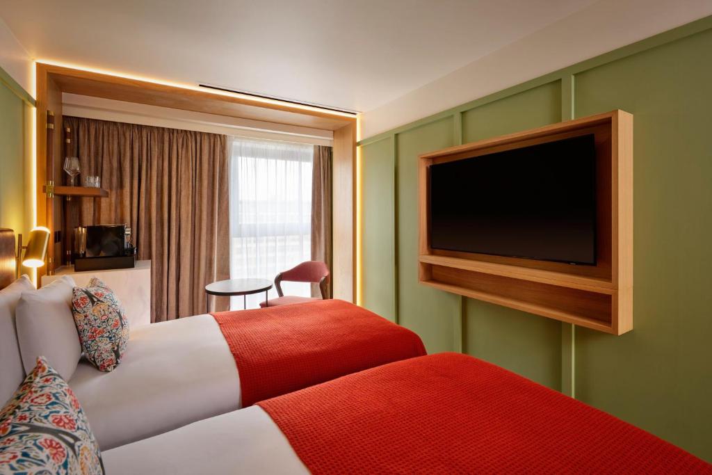 Postel nebo postele na pokoji v ubytování The Reach at Piccadilly, Manchester, a Tribute Portfolio Hotel