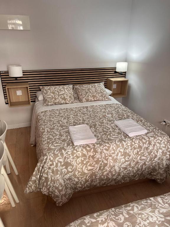 Postel nebo postele na pokoji v ubytování Room Gran Vía Apartments